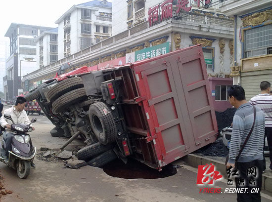 最新貨車側(cè)翻事件深度剖析